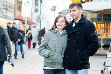 junges pärchen in der stadt schaut in die ferne