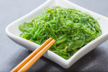 Algensalat mit Stäbchen