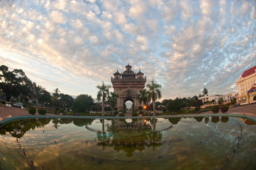 Fototapeta na wymiar Patuxay na Sun-Up w Vientiane, Loas.