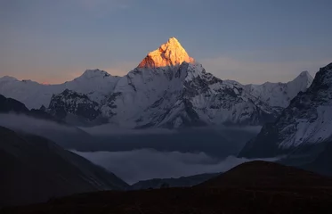 Glasschilderij Mount Everest Gouden pyramide van Ama Dablam piek (6856 m) bij zonsondergang.