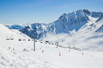 Fototapeta na wymiar Ski slope in the winter Pyrenees