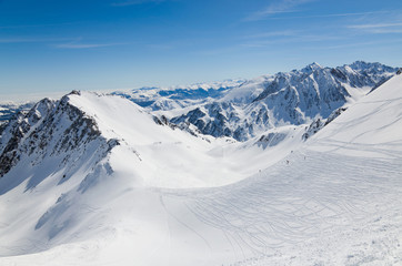 Fototapeta na wymiar Zjazdy w Pirenejach zimowych