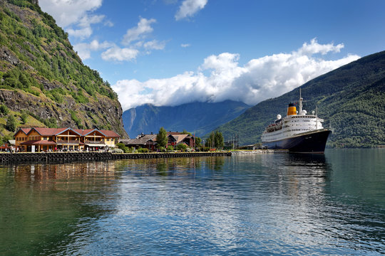 Hafen von Flåm am Aurlandsfjord mit Schiff