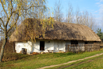 Stara chata w skansenie w Tokarni © ellaa44