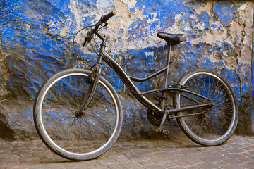 Fototapeta na wymiar Altes Fahrrad vor verwitterter Hauswand in Marokko