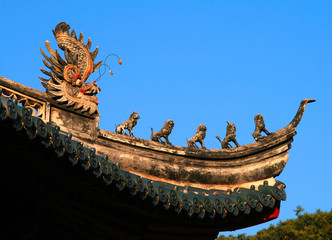 Fototapeta na wymiar Tradycyjny chiński dach ozdobiony postaciami zwierząt