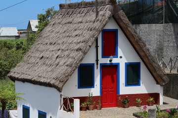 Fototapeta na wymiar Casa tradicional Santana-Madeira