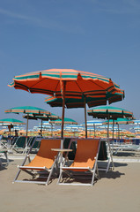 Sonnenschirme und Strandliegen