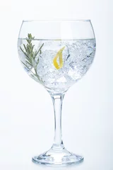 Fotobehang rozemarijn en citroen gin tonic geïsoleerd over wit © ampFotoStudio.com