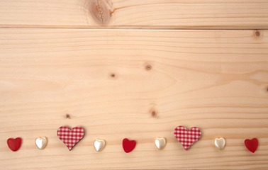 Heller Holzhintergrund mit Herzen