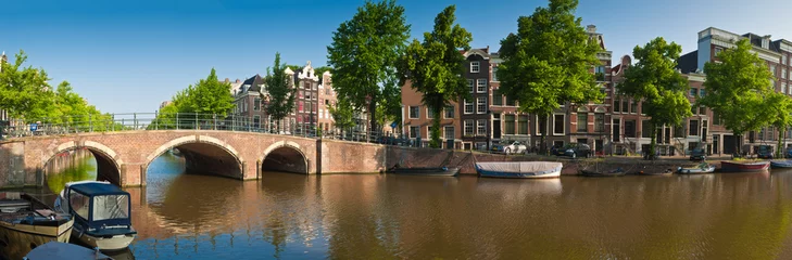 Plexiglas foto achterwand Rustige grachtenscène in Amsterdam, Holland © travelwitness
