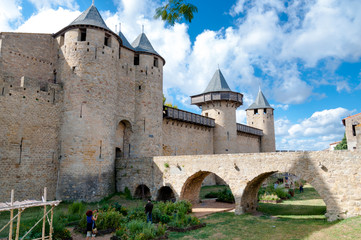Fototapeta na wymiar Pałace de la cite i most na słoneczny dzień w Carcassonne