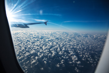 Fototapeta na wymiar Chmury z okna samolotu