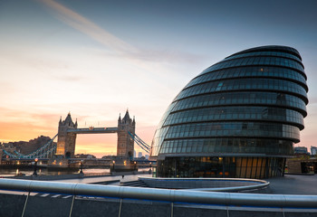 Obraz premium Tower Bridge i ratusz w Londynie