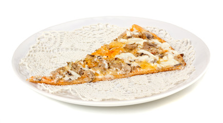 Пицца на тарелке на белом фоне