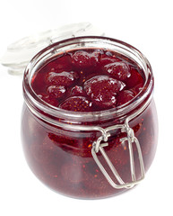 Клубничное варенье на белом фоне