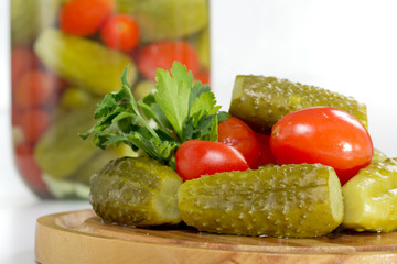 Соленые огурцы и помидоры