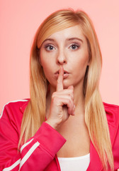 Naklejka premium Secret woman. Fitness girl showing hand silence sign