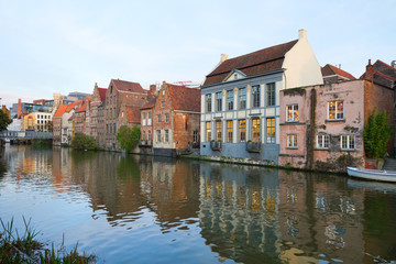 Fototapeta na wymiar Budynki z kanału w Ghent
