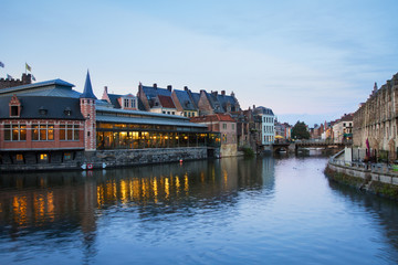 Fototapeta premium Kanał i stare budynki w nocy, Gandawa