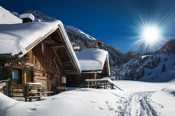 Zelfklevend Fotobehang Historisch gebouw winterskichalet en hut in sneeuwberglandschap in Tirol