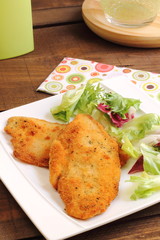 Milanesa de pollo con ensalada