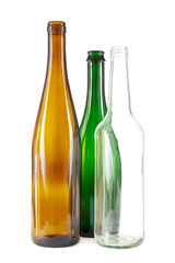Braune, grüne und weiße Glasflaschen