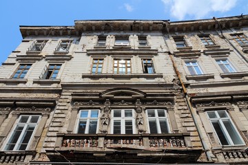 Fototapeta na wymiar Bukareszt - stary budynek mieszkalny