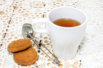 Чай в белой высокой кружке