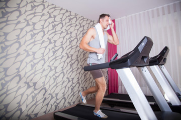 Obraz premium running on treadmill