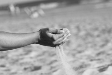 SENTIR LA ARENA DE LA PLAYA CON LAS MANOS.
