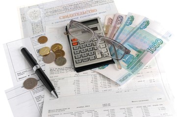 Квитанции, калькулятор, очки, деньги на белом фоне