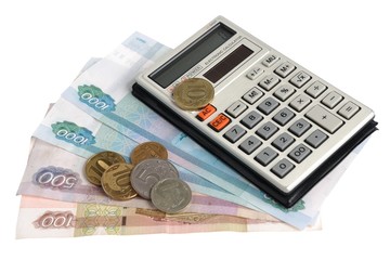 Калькулятор, монеты на купюрах рублей на белом фоне