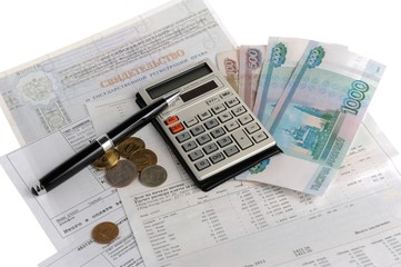 Квитанции, калькулятор, деньги на белом фоне