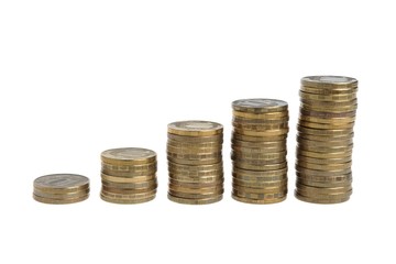Пять стопок монет на белом фоне