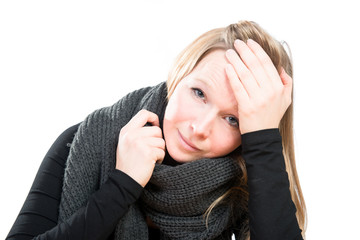 Erkältete Frau hält sich den Kopf - Grippe
