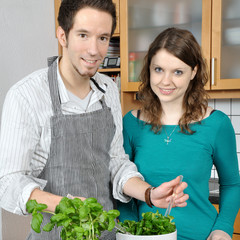 Paar kocht essen in Küche