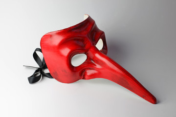 máscara roja de pájaro sobre fondo blanco teatro carnaval  2719-f14