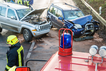Fototapeta premium Verkehrsunfall - Feuerwehr im Einsatz