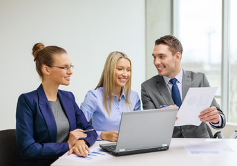 Fototapeta premium business team with laptop having discussion