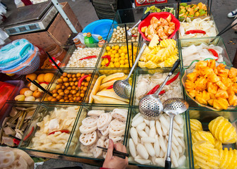 Fototapeta premium Chinese street fruit cart