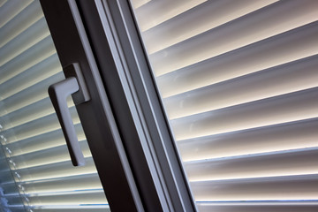 Obraz premium Jalousien als Sonnenschutz am Fenster