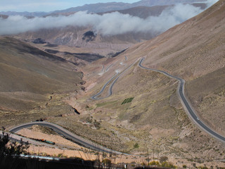 Hairpin bends leading up the Cuesta del Lipán