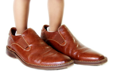 kid with dad´s shoes