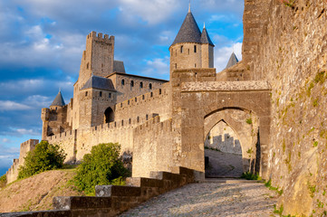 Fototapeta na wymiar La Porte De Carcassonne w Aude w pó¼nym popołudniem