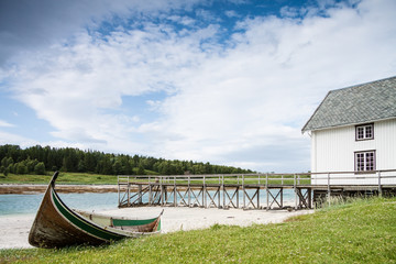 A boat, quay and a house during lowtide