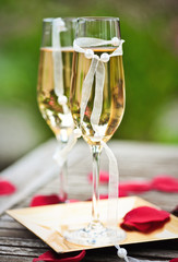 Champagner und Rosenblüten