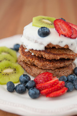 Vollwert Pancakes mit Früchten