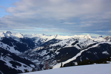 Fototapeta na wymiar verschneite Berge