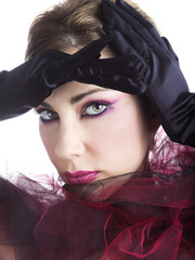 Beauty con guanti neri e tulle